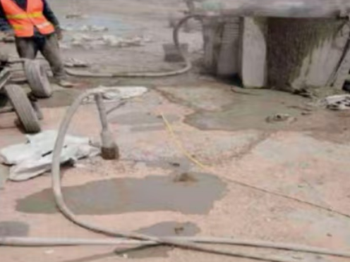 阿合奇水泥混凝土路面板底注浆技术 路面脱空注浆整治方案