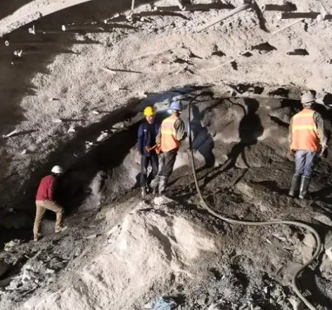 阿合奇拱顶带模注浆料的施工流程及注意事项